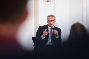 "Deutschland hat über Jahrzehnte bürokratischen Beton angehäuft – jetzt müssen wir ihn konsequent abtragen", schreibt Digitalminister Wildberger an seine Kabinettskolleginnen und -kollegen. (Archivbild)