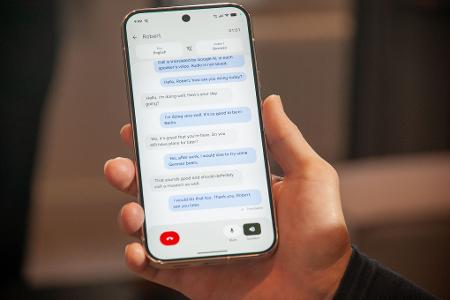Google will mit vielen KI-Funktionen wie etwa Live-Übersetzungen punkten.