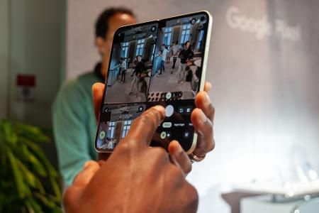 Beim auffaltbaren Pixel 10 Pro Fold nutzt Google das größere Display, um nebeneinander das Kamera-Bild und die neuesten aufgenommenen Fotos anzuzeigen.