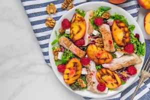 Sommersalat mit gegrilltem Hähnchen und Pfirsichen