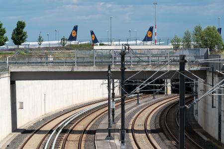 Bahn oder Flugzeug? Der Preis spielt bei der Entscheidung eine Rolle. (Symbolbild)