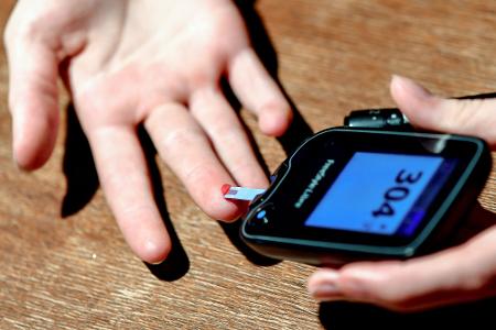 Das richtige Timing von Messung und Insulingabe kann bei Reisen entscheidend sein. 