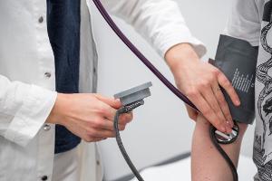 Arbeitgeber schlagen vor, beim Arztbesuch eine Gebühr von den Patienten zu verlangen. (Symbolbild)