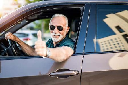 Senior im Auto