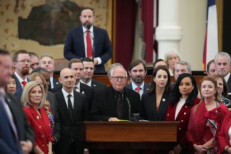 Republikaner versammeln sich während der Debatte über das Gesetz um den Abgeordneten Todd Hunter.