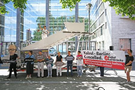 Aktivsten unterstützen mit Protestaktion Klagen von Afghanen gegen die Bundesregierung. (Archivbild)