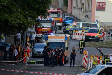 Einsatzkräfte riegeln den Tatort in Völklingen ab.