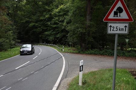 Bei einem schweren Verkehrsunfall im Norden Hessens bei Kassel sind in der Nacht vier Menschen ums Leben gekommen.
