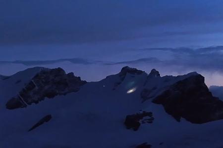 Am frühen Morgen kam ein Hubschrauber zu den Bergsteigern durch.