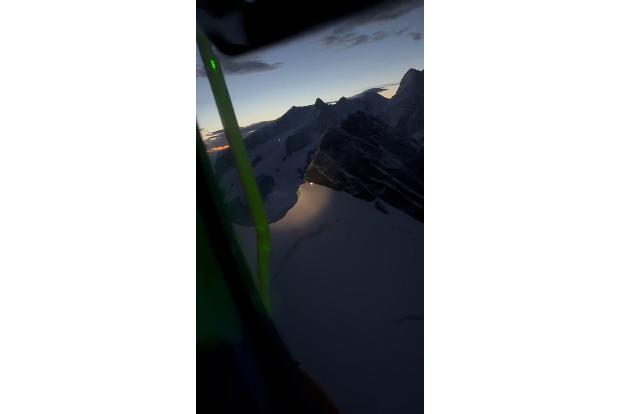 Mit einer Leuchte machten die beiden auf sich aufmerksam.