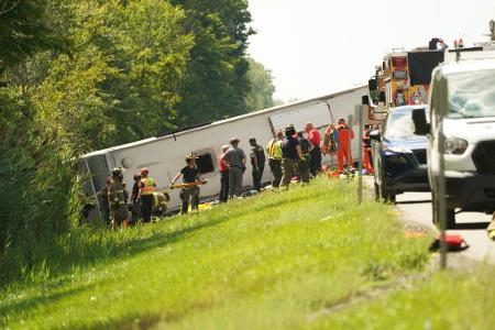 In dem Reisebus seien mehr als 50 Passagiere gewesen, darunter Frauen und Kinder, hieß es von der Polizei.
