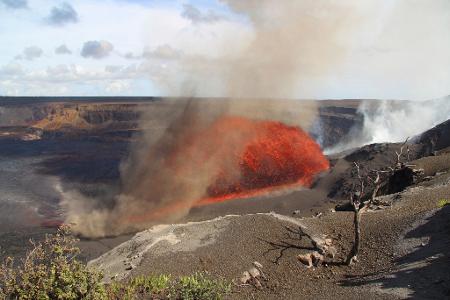 Der Kilauea-Vulkan auf Hawaii spuckt Lavafontänen.