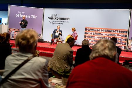 Es geht um rund 2.000 Afghanen, die als gefährdet gelten, weil sie sich für demokratische Rechte eingesetzt oder einst als Ortskräfte für die Bundeswehr oder für deutsche Organisationen gearbeitet haben, und die mit ihren Familienangehörigen eine Aufnahmezusage der alten Ampel-Regierung haben. 