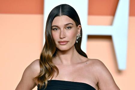 Hailey Bieber feiert ersten Geburtstag ihres Sohnes Jack Blues