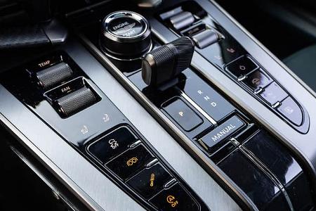 Aston Martin Vanquish V, Mittelkonsole