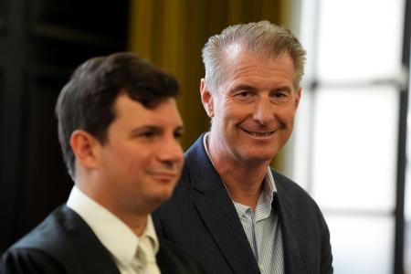 Philip von der Meden (links), Anwalt von Christina Blocks Ex-Mann Stephan Hensel (rechts), thematisiert im Prozess um die Entführung der Kinder den Sorgerechtsstreit. (Archivbild)