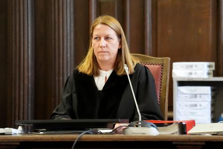 Die Vorsitzende Richterin Isabel Hildebrandt duldet keinen Applaus der Zuhörer im Gerichtssaal. (Archivbild)
