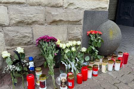 Nach der Tat wurden Blumen und Kerzen vor der Polizeiinspektion Völklingen abgelegt. (Archivbild)