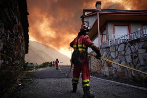 Während sich die Lage bei den Waldbränden in Spanien insgesamt leicht zu entspannen beginnt, wüten vor allem in Kastilien und León sowie in Galicien noch immer gefährliche Feuer.