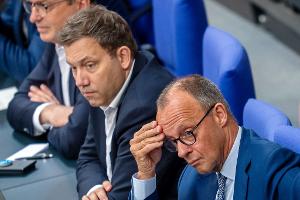 Klingbeil (m.) und Merz (r.) sind sich nicht einig. (Archivbild)