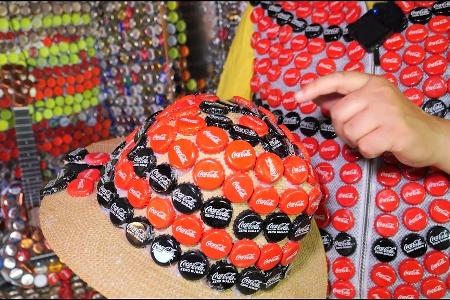 Kronkorken finden sich sogar an der Kleidung des Frührentners.