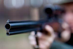 Bei einem Unfall mit einem Jagdgewehr ist in der Ukraine ein sechsjähriges Mädchen getötet worden. (Symbolbild)