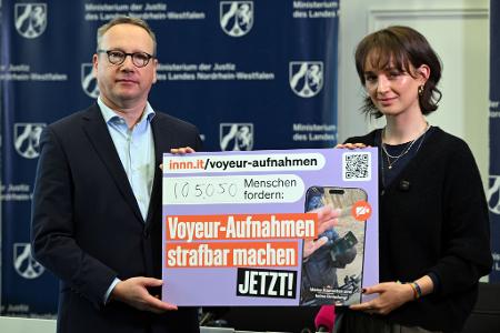 Yanni Gentsch hat die Petition an NRW-Justizminister Benjamin Limbach übergeben.