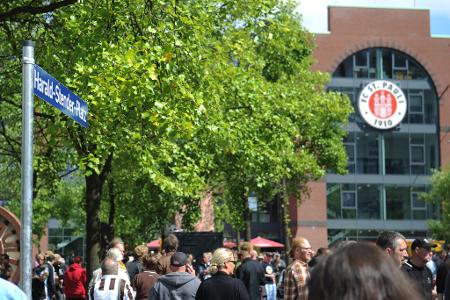 Nach dem Bundesligaspiel FC St. Pauli gegen Borussia Dortmund kam es auf dem Vorplatz des Millerntorstadions zu einer Auseinandersetzung. (Archivfoto) 
