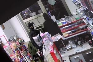 Der Kioskbesitzer sperrte die zwei mit einem Messer bewaffneten Räuber ein.