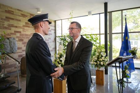 Innenminister Jost kondoliert Polizisten. 