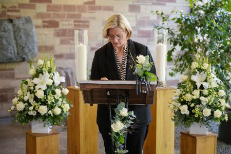 Ministerpräsidentin Rehlinger trägt sich in ein Kondolenzbuch in der Staatskanzlei ein. 