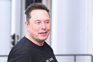 Elon Musk wirft Apple und OpenAI unfairen Wettbewerb vor. (Archivbild)