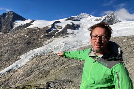Florian Jurgeit vom Nationalpark Hohe Tauern zeigt von der Neuen Prager Hütte auf den inzwischen weit entfernten Gletscher. 