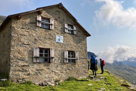 Früher ging der Gletscher direkt an der alten Prager Hütte vorbei, heute weiden in der Region Schafe. 