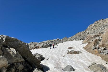 Auch Schneefelder werden weniger - ein Problem für die Wasserversorgung auf hochgelegenen Hütten. 