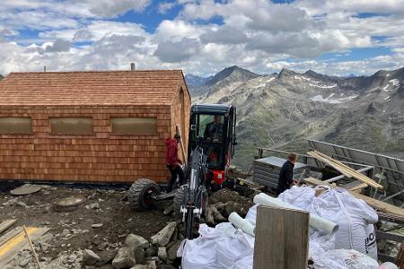 Auf der Neuen Prager Hütte gehts aufs Örtchen künftig wieder raus aus der warmen Hütte rüber zum Toilettenhäusl - noch ist das Baustelle. 