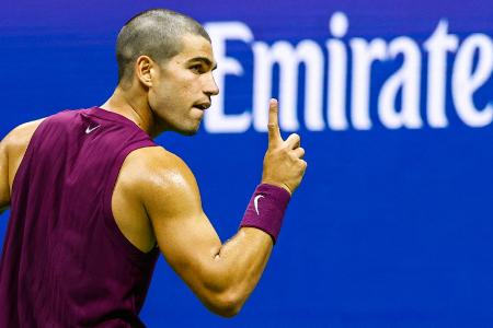 Mit frischer Frisur: Alcaraz startet souverän