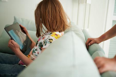 Dass Kinder so viel am Tablet oder Smartphone hängen, macht vielen Eltern große Sorgen. (Symbolbild)