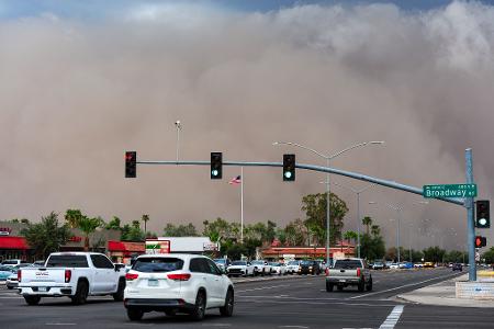 Zeitweise kam der Straßen- und Flugverkehr zum Stillstand