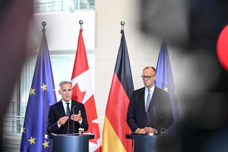 Bundeskanzler Merz wirft dem russischen Präsidenten Putin eine Verzögerungsstrategie bei der Suche nach Frieden für die Ukraine vor.