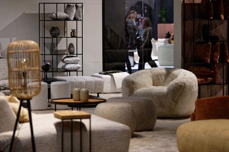 Möbel bei der Einrichtungsmesse IMM im Jahr 2024. Für 2025 wurde die Messe abgesagt. (Archivbild)