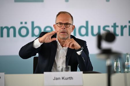 Möbelindustrie-Vertreter Jan Kurth stellte ernüchternde Zahlen vor. Künftig soll es aber bergauf gehen, so seine Hoffnung.