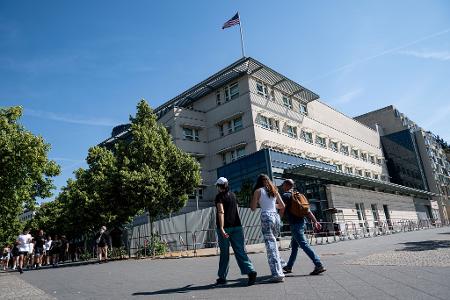 Die US-amerikanische Botschaft in Berlin lobt das mutige Eingreifen des 20 Jahre alten US-Bürgers. Laut Polizei soll er eingeschritten sein, als zwei Männer junge Frauen belästigten. Daraufhin wurde der 20-Jährige mit einem Messer angegriffen. (Archivbild)