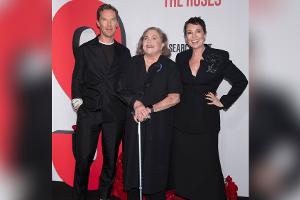 Mit Gehstock: Kathleen Turner feiert seltenen Auftritt in New York