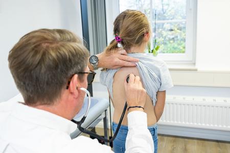 Für ältere Menschen oder Kinder potenziell lebensgefährlich: Einem Verdacht auf eine Lungenentzündung sollte man schnellstmöglich nachgehen. 