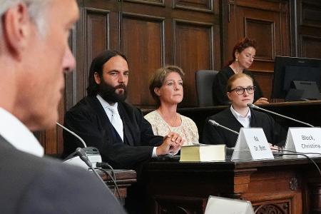 Blocks Lebensgefährte, Sportjournalist Gerhard Delling, ist wegen Beihilfe angeklagt.