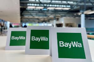 Tischaufsteller bei der Baywa-Hauptversammlung in München. Ein Jahr nach der Fast-Pleite des Traditionsunternehmens hat sich die Staatsanwaltschaft mit einem Ermittlungsverfahren eingeschaltet. (Symbolbild)  