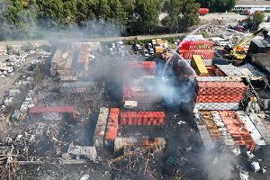 Brandbekämpfung an mehreren Stellen gleichzeitig - der Großbrand im Hamburger Hafen hat rund 320 Einsatzkräfte beschäftigt. 