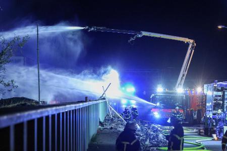 Teilweise wurde deshalb ein Sperrradius von 400 Metern rund um den Brandort eingerichtet. 