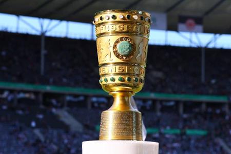 Raus ohne Applaus: Die größten Blamagen im DFB-Pokal - Kaum ein Wettbewerb steht so sinnbildlich für das Duell zwischen David und Goliath wie der DFB-Pokal - aus gutem Grund. In der Vergangenheit sind die Großen immer wieder über die vermeintlich Kleinen gestolpert. Das sind die zehn spektakulärsten Favoritenstürze in der Pokal-Geschichte: